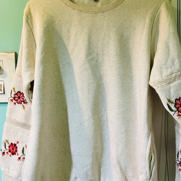 Juelle sweatshirt with embroidery on arms ! Hidden pockets - Picture 6 of 7